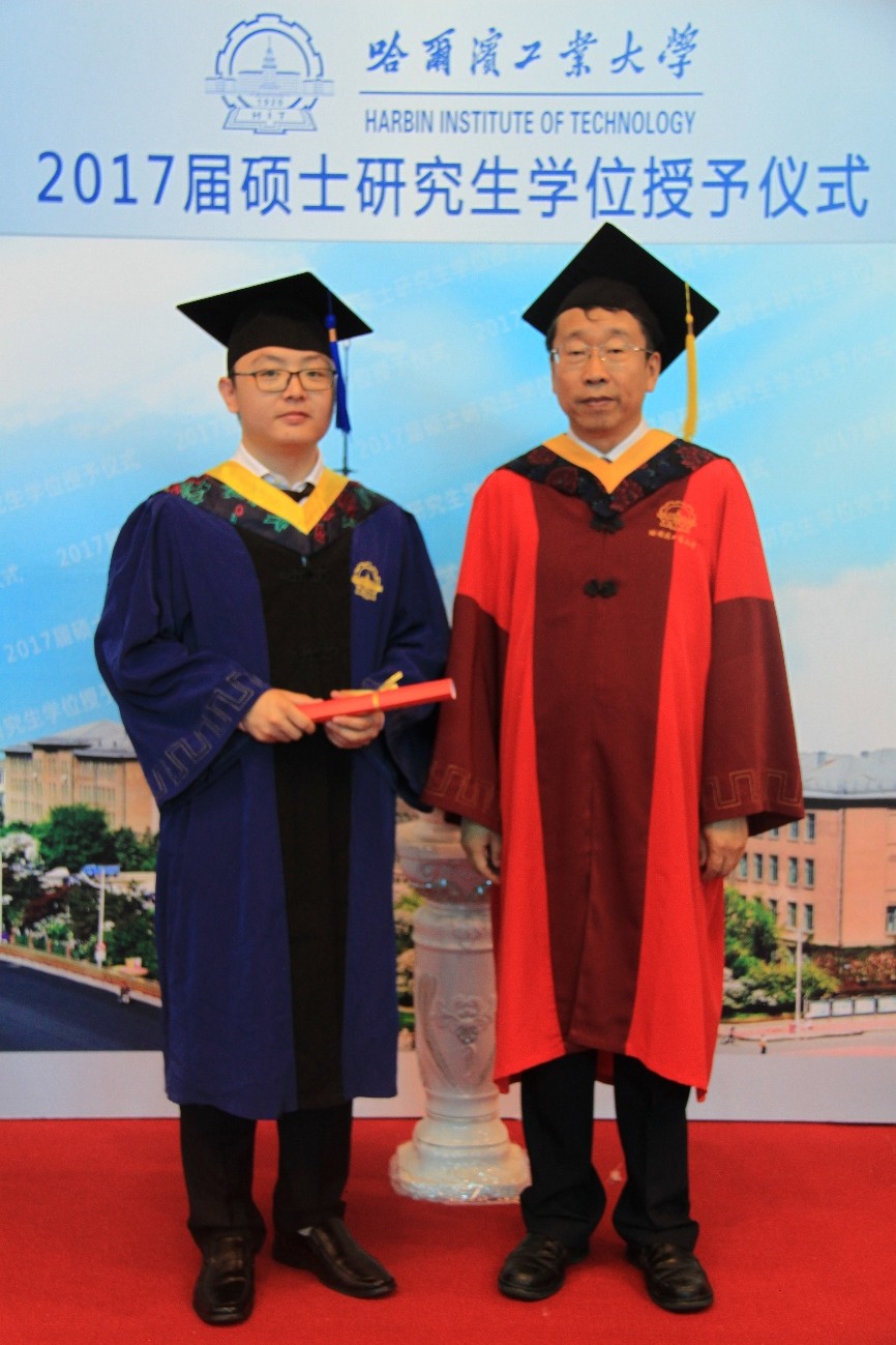 牛宏伟硕士毕业合影