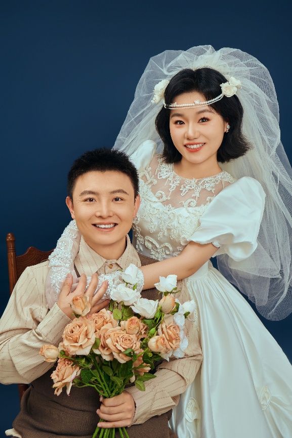 牛宏伟与爱人的结婚照
